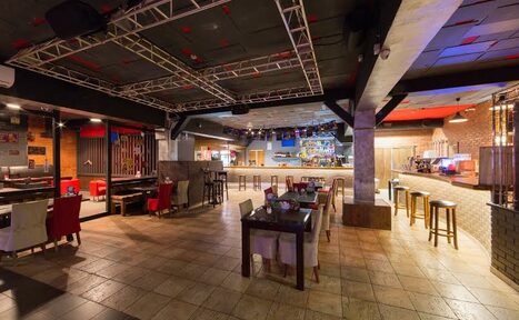 Арендовать Большой лофт с барными стойками