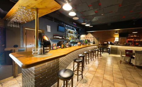 Арендовать Большой лофт с барными стойками