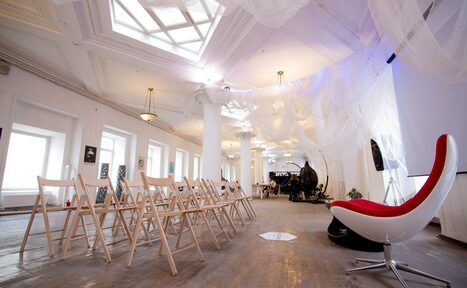 Арендовать FREEDOM TEAM. Зал с колоннами в центре