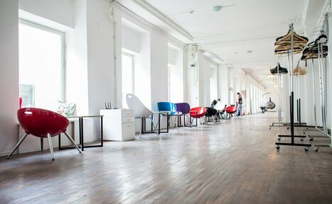 Арендовать FREEDOM TEAM. Зал с колоннами в центре