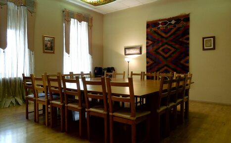 Арендовать Studio 786 Зал с большим столом и кухней