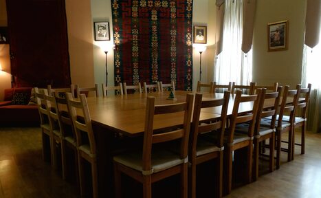 Арендовать Studio 786 Зал с большим столом и кухней