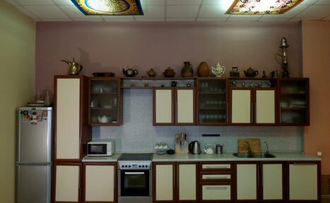 Арендовать Studio 786 Зал с большим столом и кухней