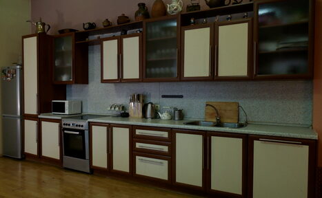 Арендовать Studio 786 Зал с большим столом и кухней