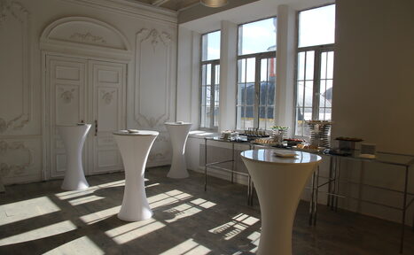 Арендовать FotoFaktura Зал с белым барокко и большими окнами