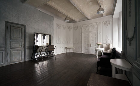 Арендовать FotoFaktura Зал с белым барокко и большими окнами