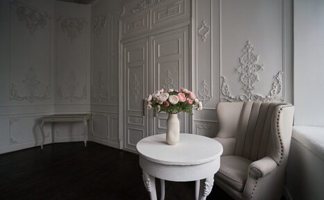 Арендовать FotoFaktura Зал с белым барокко и большими окнами