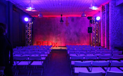 Арендовать  FotoFaktura. Зал с большими окнами 