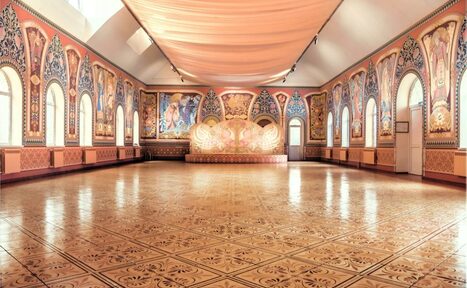 Арендовать Зал в европейском стиле с арочными окнами