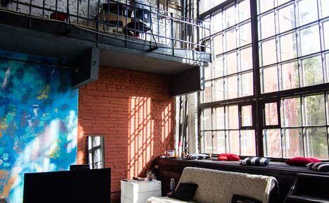 Арендовать Фотостудия «whynot!» Лофт со сценой и передвижной лестницей