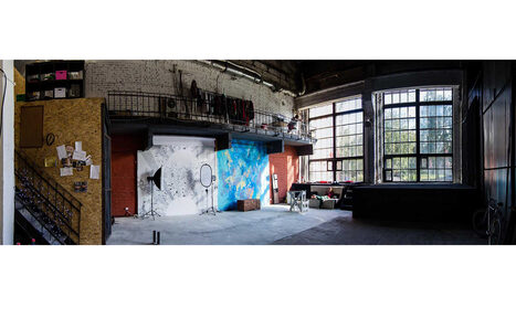 Арендовать Фотостудия «whynot!» Лофт со сценой и передвижной лестницей