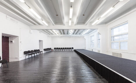 Арендовать PROSVET STUDIO Зал с подиумом длинной 16 метров