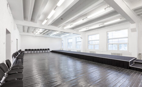 Арендовать PROSVET STUDIO Зал с подиумом длинной 16 метров