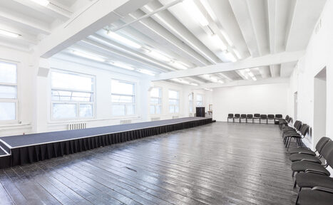 Арендовать PROSVET STUDIO Зал с подиумом длинной 16 метров