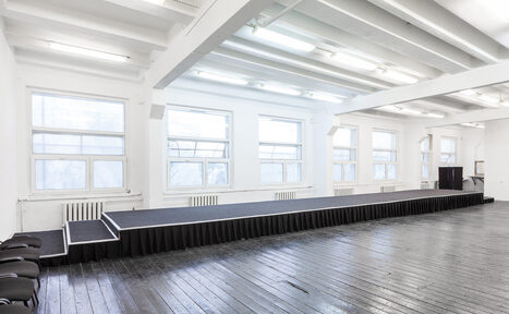 Арендовать PROSVET STUDIO Зал с подиумом длинной 16 метров