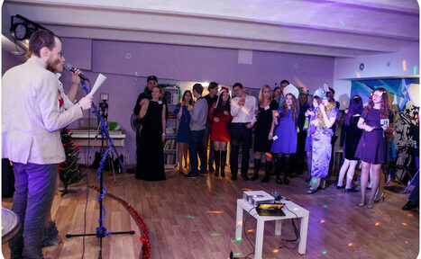 Арендовать Антикафе Арт-сквер Пространство со сценой и мягкими пуфиками