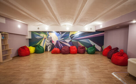 Арендовать Антикафе Арт-сквер Пространство со сценой и мягкими пуфиками