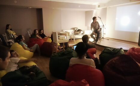 Арендовать Антикафе Арт-сквер Пространство со сценой и мягкими пуфиками