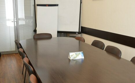 Арендовать Переговорная с проектором
