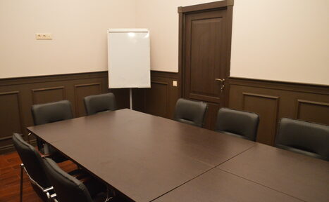 Арендовать Переговорная с большим столом