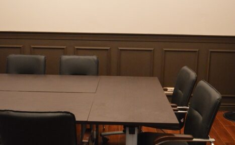 Арендовать Переговорная с большим столом