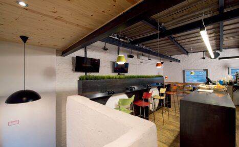 Арендовать Бар Стрелка Лофт с мультимедиа без доплат