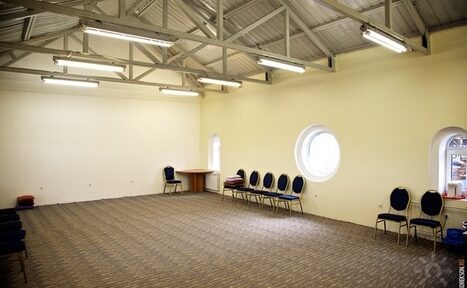 Арендовать Зал с высоким потолком и ковролин