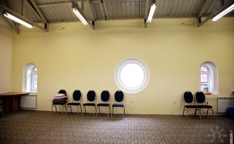 Арендовать Зал с высоким потолком и ковролин