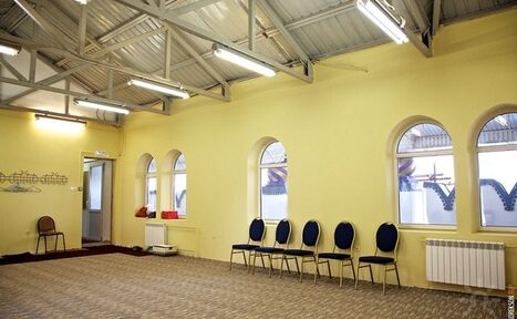 Арендовать Зал с высоким потолком и ковролин