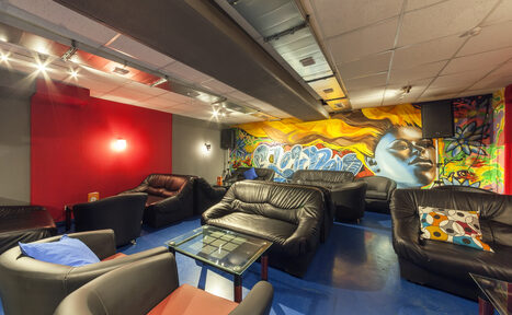 Арендовать F-Lounge Лофт с кальянами и напитками