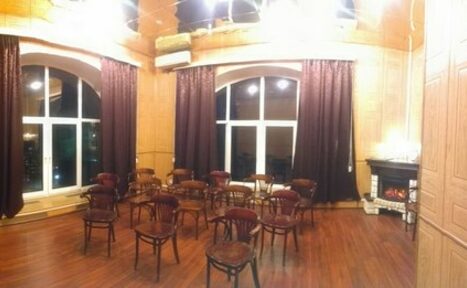 Арендовать Зал в центре с большими окнами