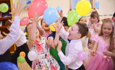 Арендовать Уютное кафе со звуком и мебелью