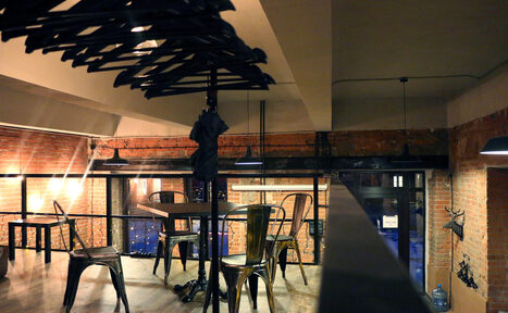 Арендовать The Loft Club Арт-лофт: кирпич, кожаные пуфы