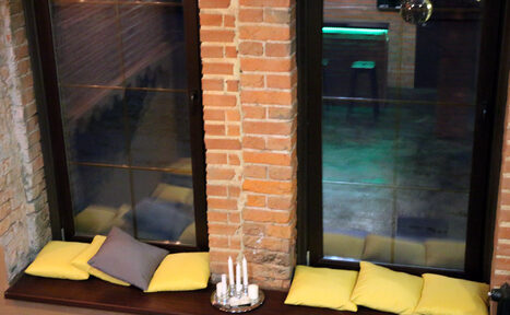 Арендовать The Loft Club Арт-лофт: кирпич, кожаные пуфы