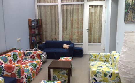 Арендовать Luckyspace Диванный зал с окнами в потолке