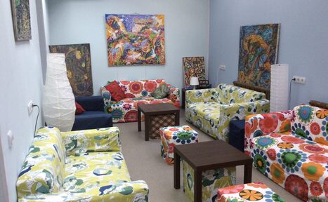 Арендовать Luckyspace Диванный зал с окнами в потолке