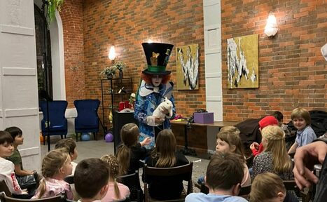 Арендовать Кирпичный лофт с большими окнами для детских праздников 