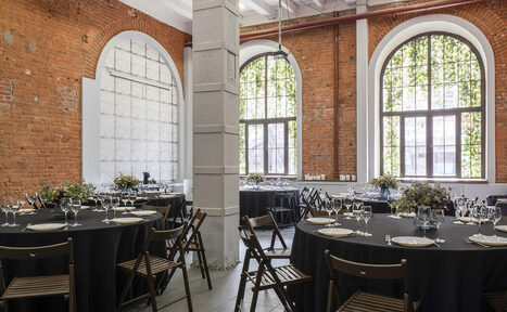 Арендовать Кирпичный лофт с большими окнами для детских праздников 