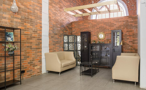 Арендовать Кирпичный лофт с большими окнами для детских праздников 