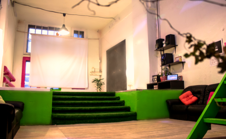 Арендовать Лофт для вечеринок с балконом