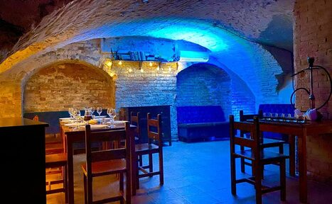 Арендовать Loft Зазеркалье. Синее освещение. Столы, стулья. Накрытая посуда. Кальян. Кондиционер