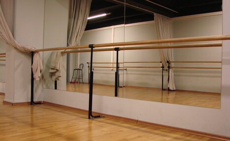 Арендовать Атмосфера Хореографический зал со станками
