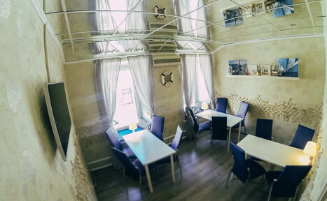 Арендовать Антикафе Нулевой километр Тренинг-зал с зеркальным потолком