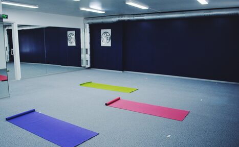 Арендовать Йога «Bikram Yoga MSK» Йога-зал с хорошей вентиляцией