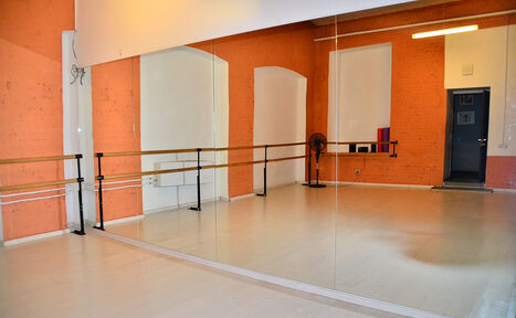 Арендовать 9 залов Танцевальный зал с зеркалами