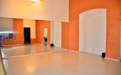 Арендовать 9 залов Танцевальный зал с зеркалами