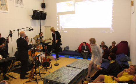 Арендовать Джинсовый лофт с диванчиками