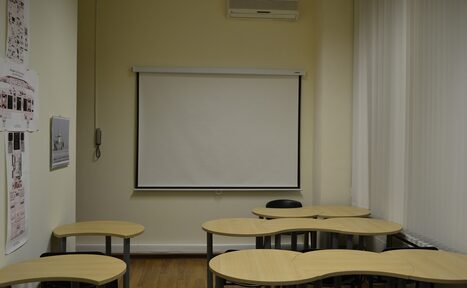 Арендовать Учебный центр Авиатор Класс с партами и проектором