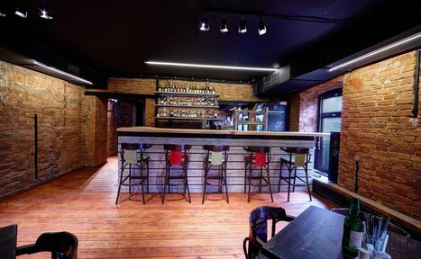 Арендовать Kontora Grill Pub. Лофт-бар со сценой