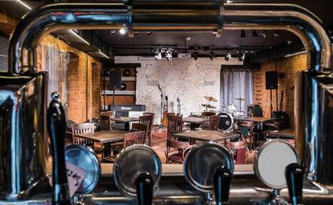 Арендовать Kontora Grill Pub. Лофт-бар со сценой
